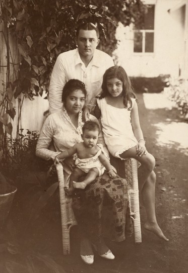 Portret-van-een-Indo-Europees-gezin-1925-1942_-Foto-Yayoi-Collectie-Tropenmuseum-inv_-nr_-60029168-